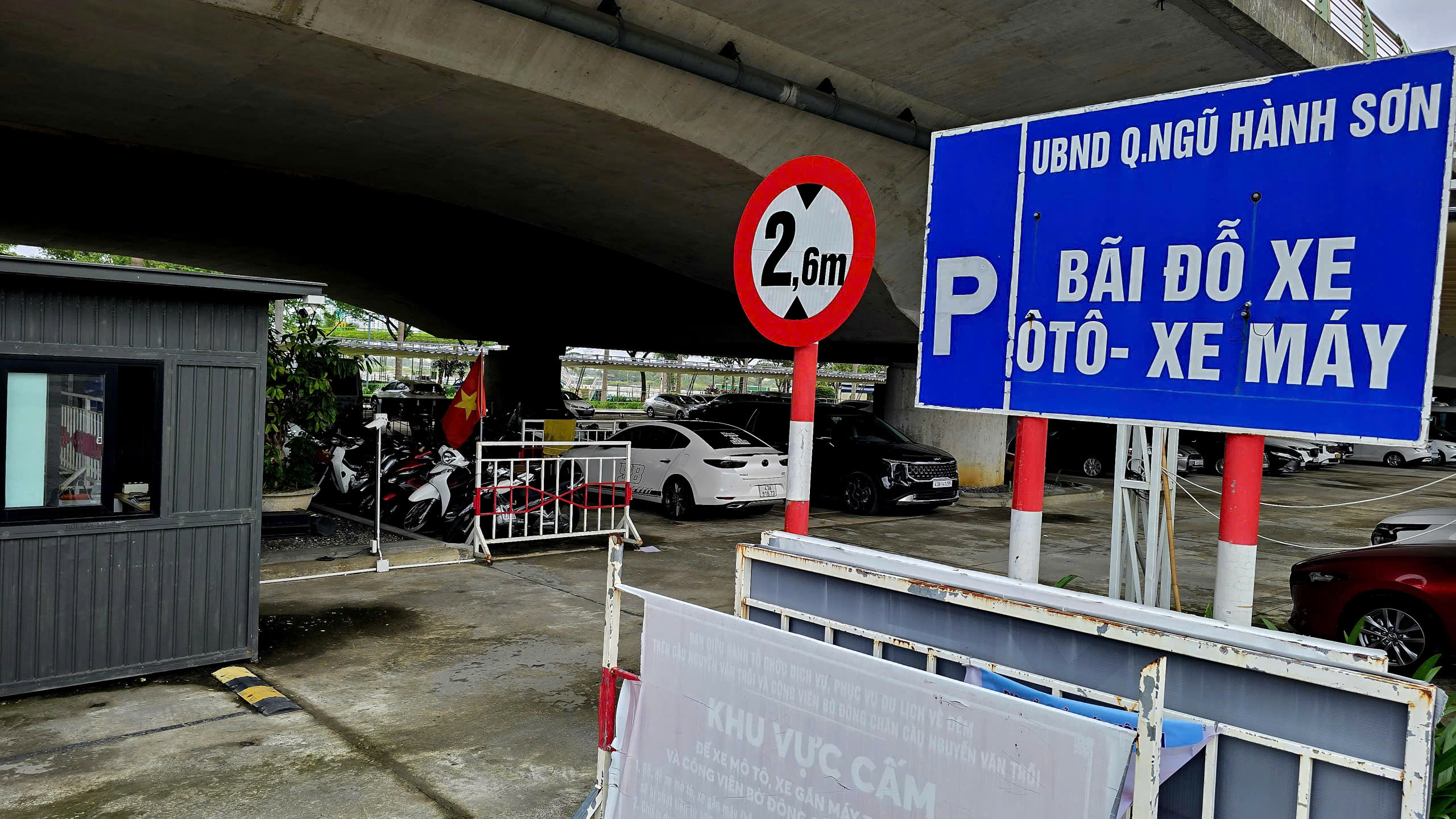 Điều gì đang diễn ra tại các gầm cầu Đà Nẵng? nguy cơ cháy nổ tiềm ẩn - Ảnh 1.