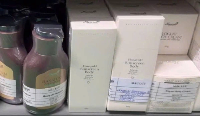 Sản phẩm do Đoàn Di Băng quảng cáo có chỉ số chống nắng là 50 nhưng thực tế chỉ 2,4 (trong ảnh là mẫu lưu tại công ty). Ảnh: Thái Hà