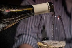 Uống nhiều rượu bia khiến xuất huyết não xảy ra sớm hơn 11 tuổi, xuất huyết nặng hơn 70%