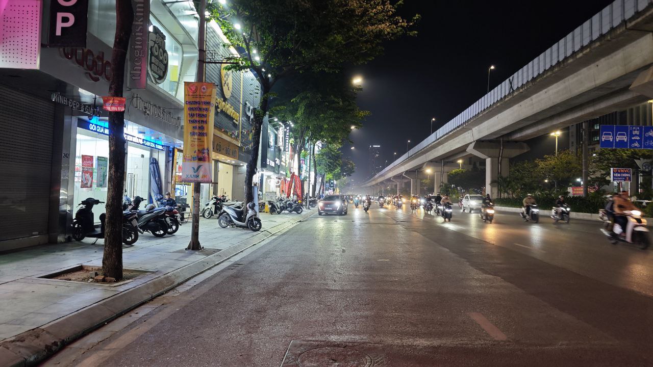 Dạo 1 vòng Hà Nội và TP.HCM tối Black Friday: Nơi hàng trăm người chen chân mua sắm, chỗ lại vắng hoe- Ảnh 1.