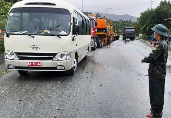 Điều xe đặc chủng lên vùng cao Đà Nẵng ứng phó mưa lũ, sạt lở 1 Điều xe đặc chủng lên vùng cao Đà Nẵng ứng phó mưa lũ, sạt lở đất - Ảnh 1.