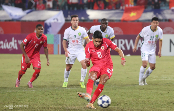 Tiền đạo Công an Hà Nội Leo Artur (số 10) sút hỏng phạt đền ở phút 28, trong trận thắng Bắc Kinh Quốc An 2-1 ở lượt năm bảng E AFC Champions League Two 2025-2026, trên sân Hàng Đẫy, Hà Nội ngày 27/11/2025. Ảnh: Hoàng Huynh.