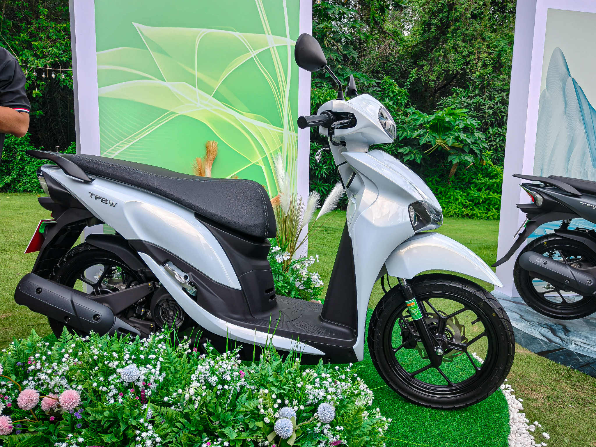 'Tân binh' SYM TPBW tại Việt Nam cùng trang bị, giá đắt hơn cả Honda Vision - Ảnh 1.