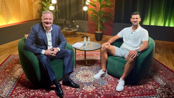 Djokovic (phải) và MC Piers Morgan trong buổi phỏng vấn mới được đăng tải hôm 11/11. Ảnh: Sports Mail