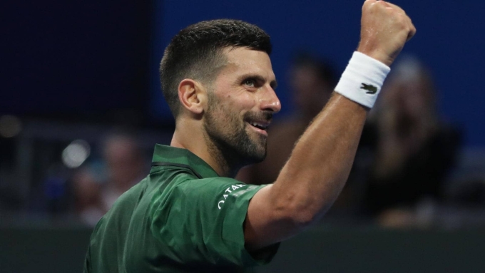 Djokovic mừng chiến thắng trước Tabilo, trên sân Trung tâm ở nhà thi đấu OAKA tại Athens, Hy Lạp hôm 4/11. Ảnh: Reuters