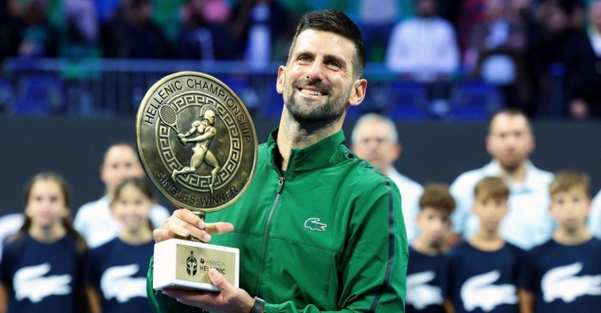 Djokovic mừng chức vô địch Hellenic Championship, trên sân Trung tâm ở nhà thi đấu OAKA tại Athens, Hy Lạp hôm 8/11. Ảnh: Reuters