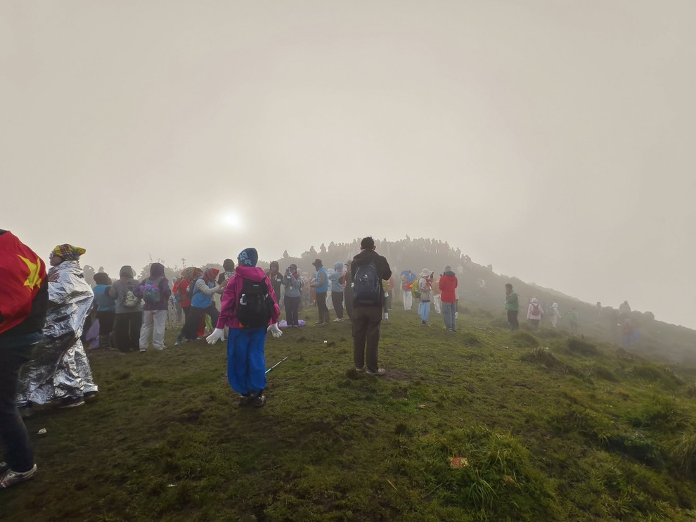 Đổ dồn leo núi ở Mù Cang Chải: Ùn tắc lối đi, lán nghỉ quá tải - 3
