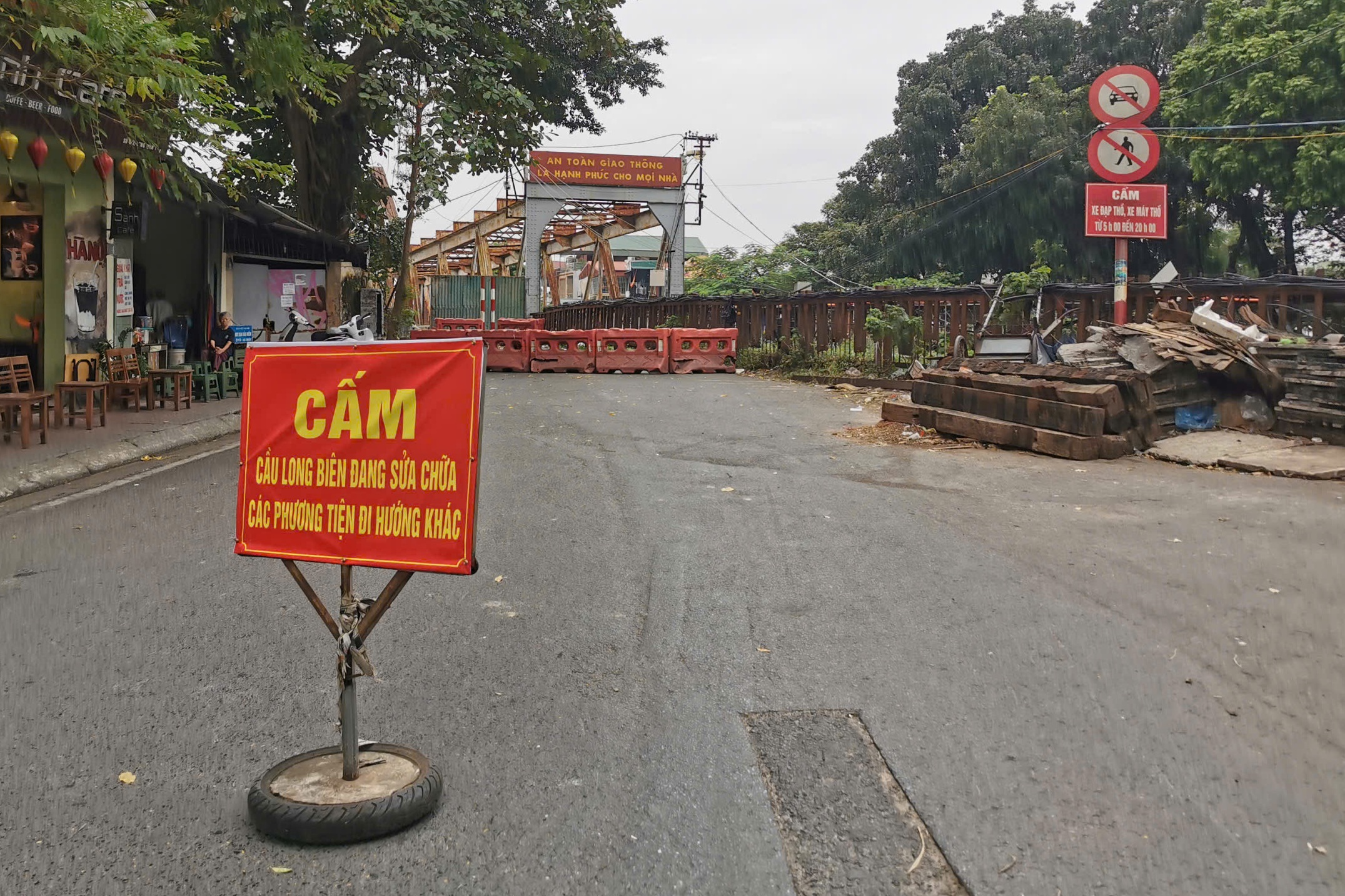 Dỡ rào, lùi ngày sửa cầu Long Biên sau vụ dân bị 'đánh úp' - Ảnh 1.