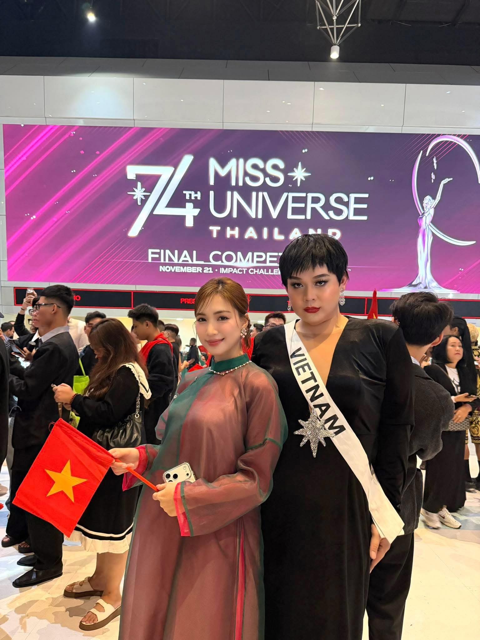 Đoàn Việt Nam sang Thái Lan cổ vũ Hương Giang tại Chung kết Miss Universe: Không có ồn nhất, chỉ có ồn hơn!- Ảnh 1. Đoàn Việt Nam sang Thái Lan cổ vũ Hương Giang tại Chung kết Miss Universe: Không có ồn nhất, chỉ có ồn hơn!- Ảnh 1.