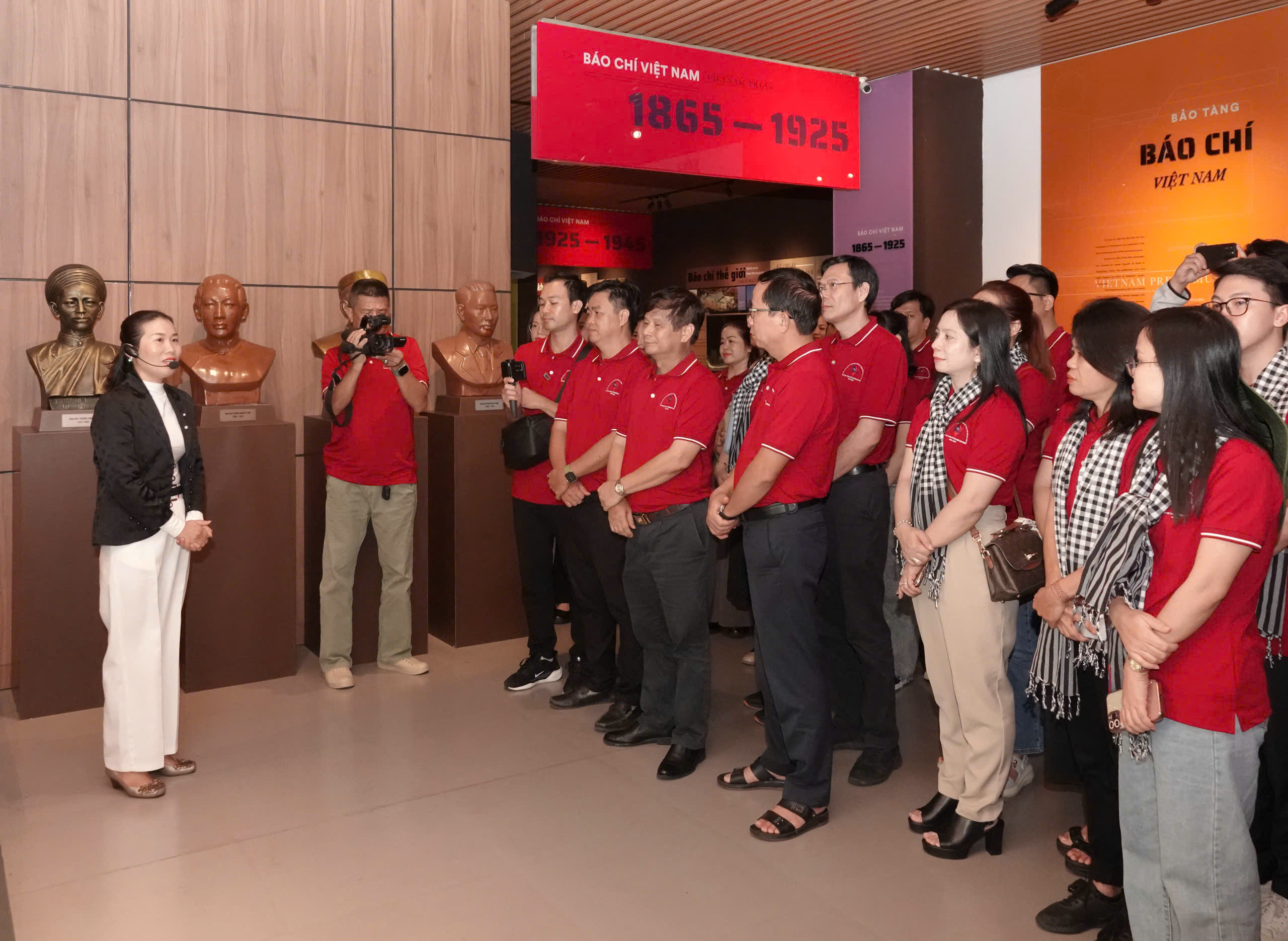 Đoàn cán bộ tuyên giáo TP HCM thăm Bảo tàng Báo chí Việt Nam ghi dấu lịch sử - Ảnh 2.