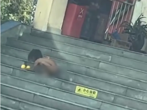 Đoạn kết của câu chuyện bé trai trần truồng ở trạm dừng cao tốc tại Trung Quốc 1 Cha mẹ bé trai khỏa thân ở trạm dừng cao tốc được minh oan - Ảnh 1.