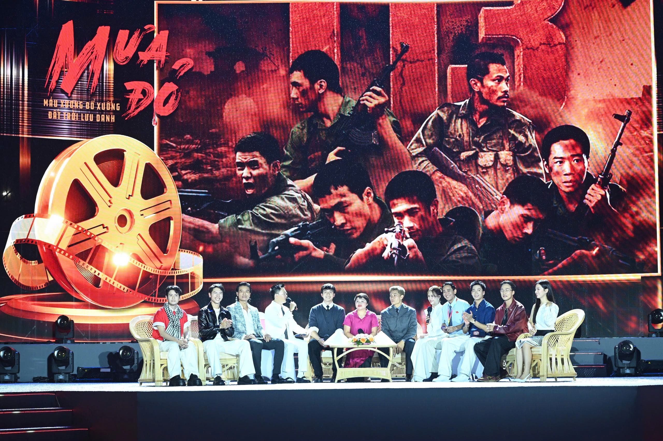 Đoàn phim 'Mưa đỏ' đội mưa giao lưu với khán giả TP.HCM  - Ảnh 1.