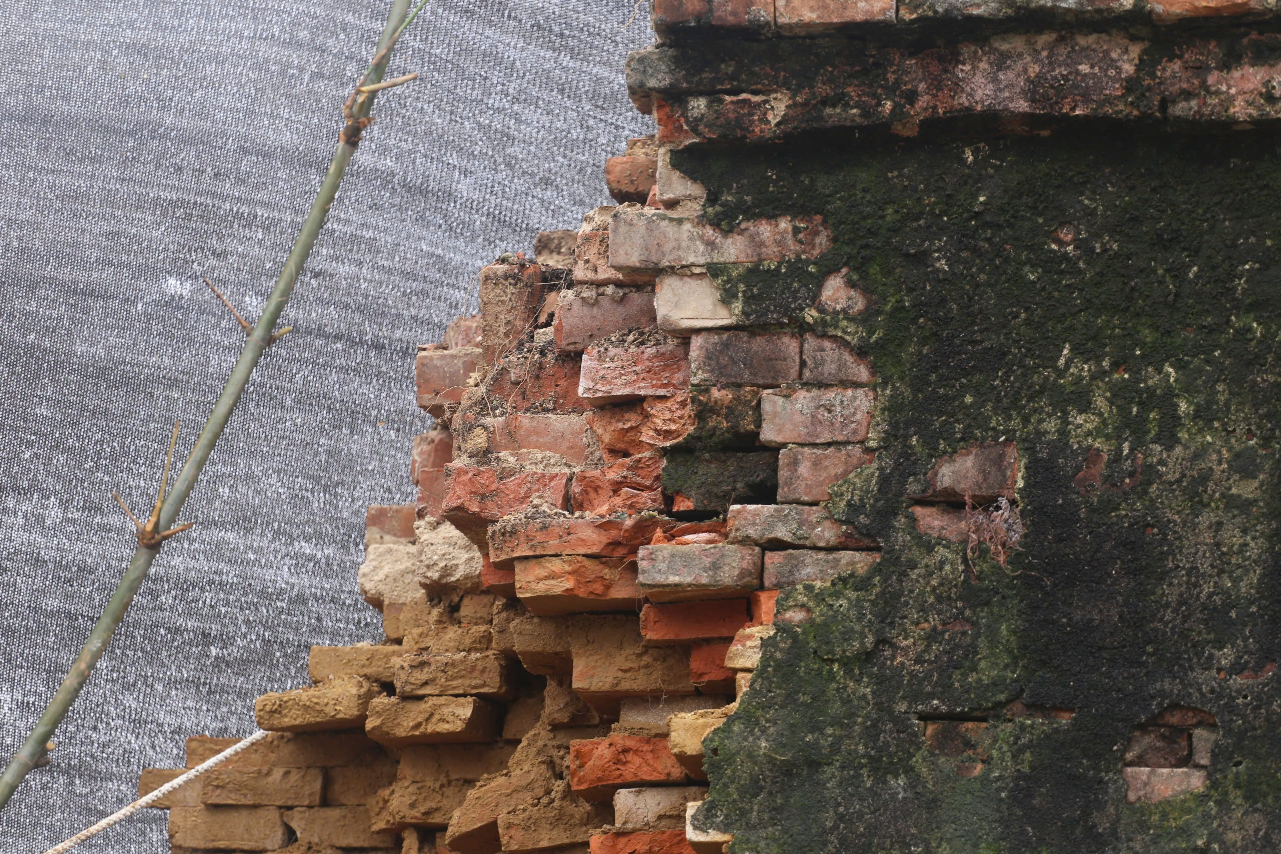 Lũ lụt làm sập tường Hoàng thành Huế - Ảnh 3.