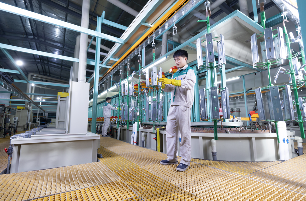 Doanh nghiệp Việt tự chủ sản xuất, phát triển năng lực nguồn nhân sự - 1