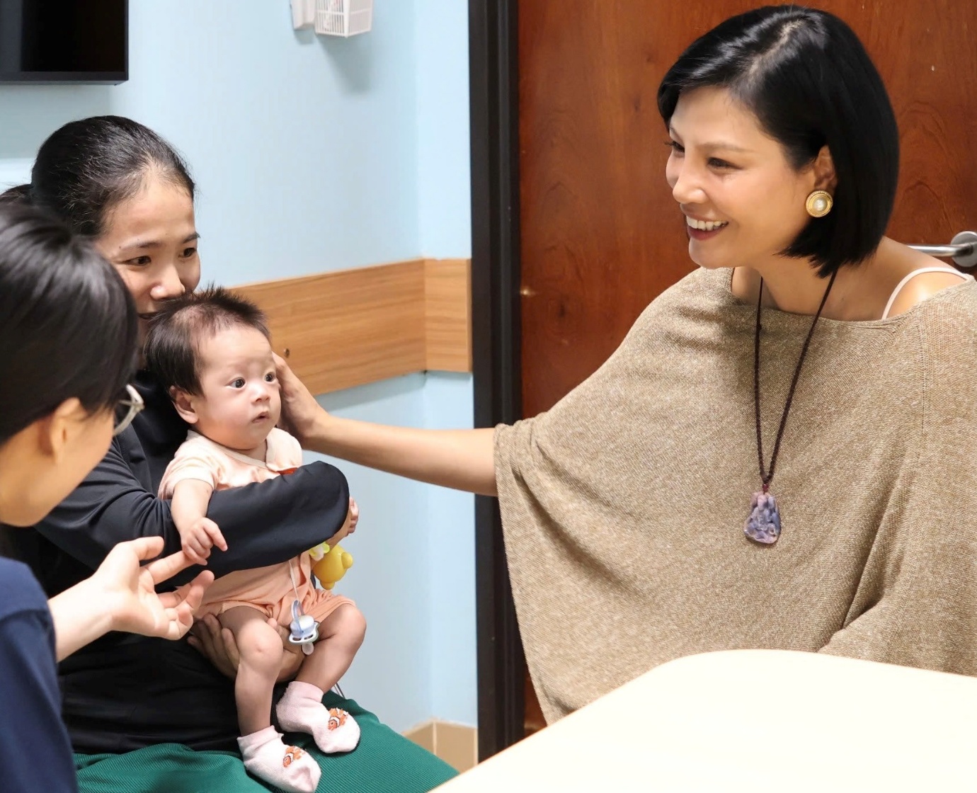 Doanh nhân Vũ Cẩm Nhung đại diện Tenamyd Cosmetic thăm các em bé mổ tim- Ảnh 1.