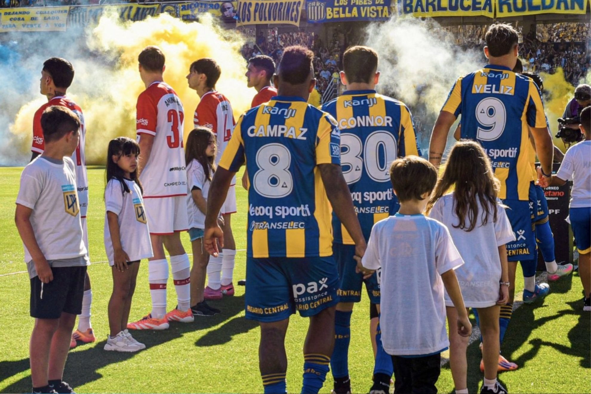 Cầu thủ Estudiantes de la Plata quay lưng với nhà vô địch Rosario Central