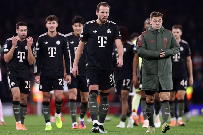 Harry Kane (số 9) và Kimmich (mặc áo khoác) rời sân với vẻ thất vọng sau khi thua Arsenal 1-3. Ảnh: Bild