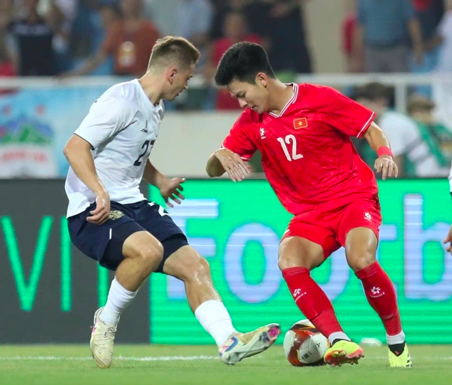 Đội tuyển Việt Nam sẽ bay trên ‘đôi cánh’ đặc biệt, từng là trò cưng của cố nhân Troussier?
- Ảnh 1.