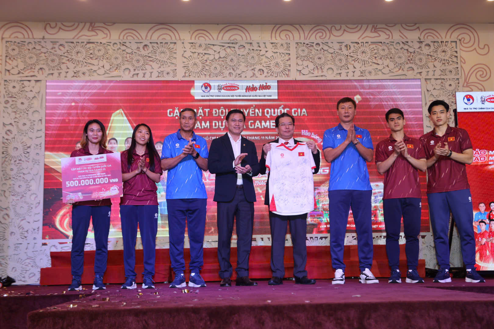 Đội tuyển nữ Việt Nam và U.23 Việt Nam nhận cú hích lớn nửa tỉ đồng, có nghĩa cử đẹp...- Ảnh 1. Đội tuyển nữ Việt Nam và U.23 Việt Nam nhận cú hích lớn nửa tỉ đồng, có nghĩa cử đẹp...- Ảnh 1.