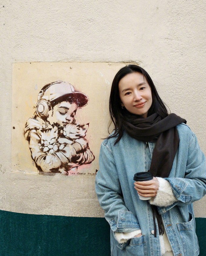 Đổng Khiết giữ dáng nhờ làm việc nhà 1 Đổng Khiết ở Pháp hồi tháng 10. Ảnh: Weibo