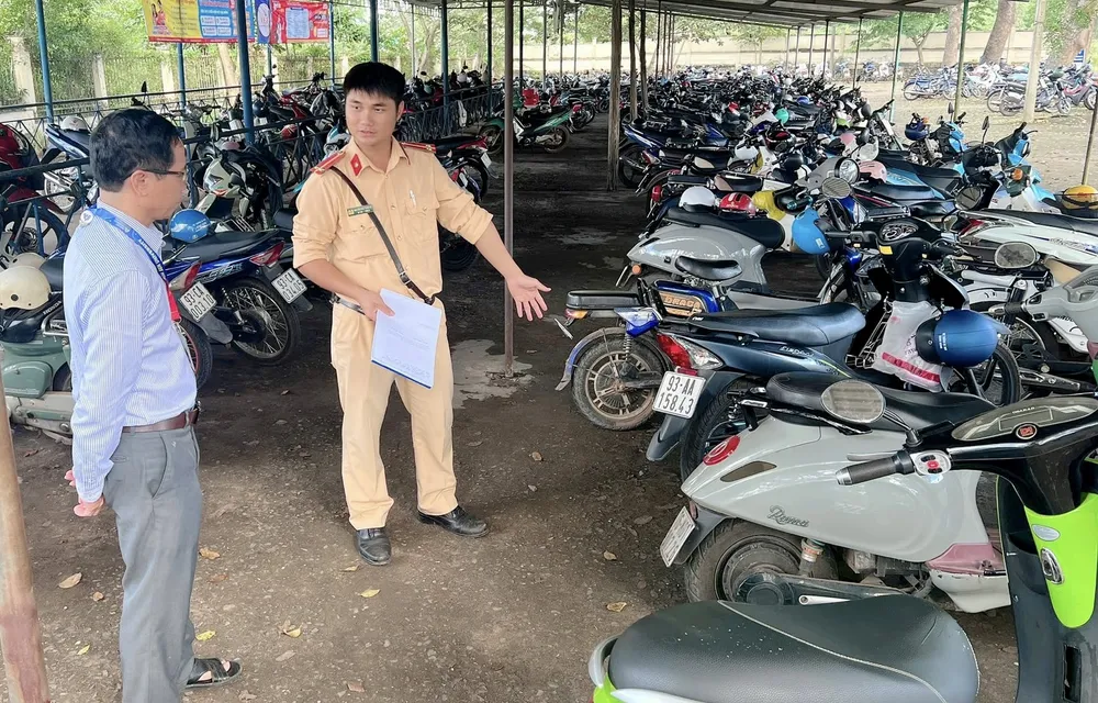 Lực lượng CSGT Công an tỉnh Đồng Nai đồng loạt ra quân kiểm tra đột xuất các bãi giữ xe trong trường để xử lý. an toàn giao thông 2.jpg