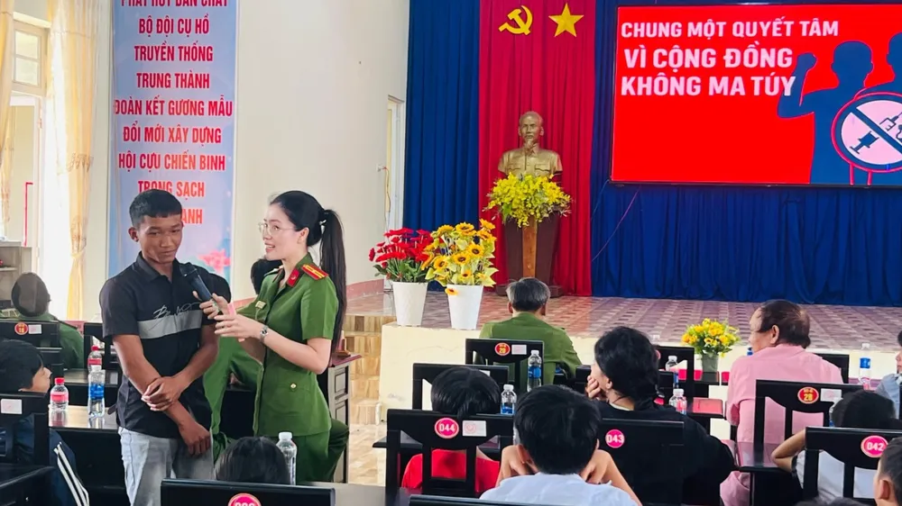 Cán bộ tuyên truyền đặt câu hỏi cho người dân trong buổi lễ “Toàn dân tham gia phòng, chống ma túy” tại xã Đăk Nhau. Ảnh: HN. ma túy.jpg