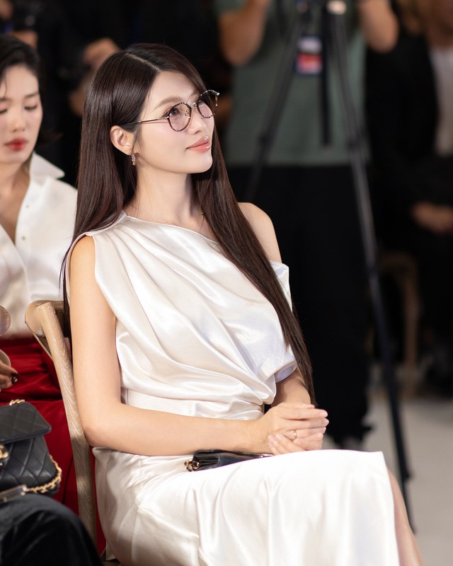 Dòng kính mắt toàn diện 'nhẹ như không' khiến dân văn phòng phát sốt- Ảnh 1.