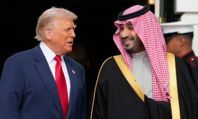 Tổng thống Mỹ (trái) và Thái tử Arab Saudi tại Nhà Trắng hôm 18/11. Ảnh: AP