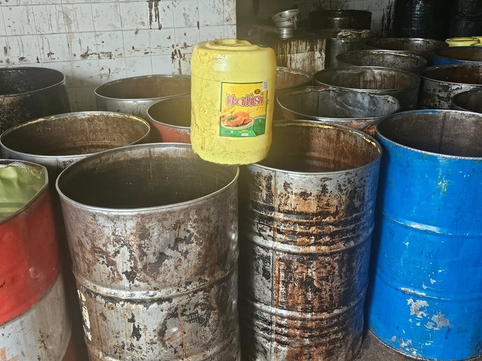 Đột kích một cơ sở, công an triệt phá đường dây sản xuất dầu ăn giả hết hạn, tịch thu nhiều can 20 lít, thùng phuy và bao bì đóng gói tại Kenya- Ảnh 1.