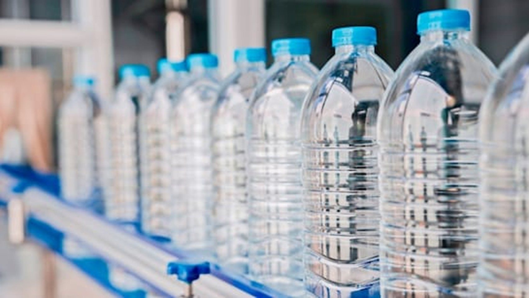 Đột kích một nhà kho, công an triệt phá đường dây sản xuất nước lọc giả quy mô lớn - chủ sở hữu là con trai Cựu Chủ tịch Hội đồng thành phố- Ảnh 1.