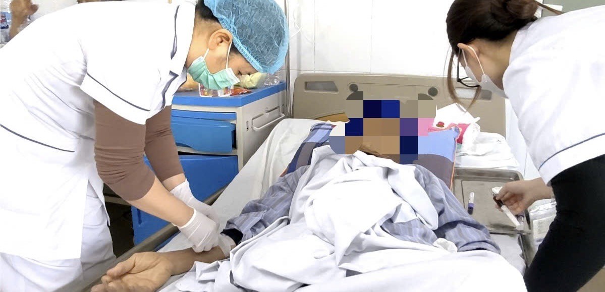 Người đàn ông ở Hà Nội phát hiện giang mai sau khi có dấu hiệu mờ mắt. 