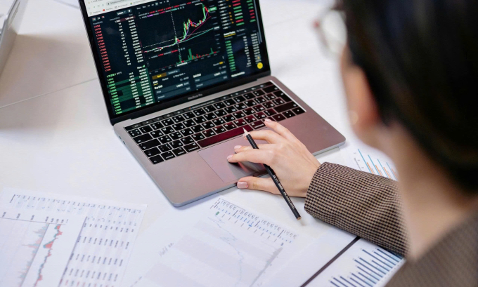 Đầu tư chứng khoán cần cả kiến thức rộng lẫn tâm lý vững vàng. Ảnh: pexels