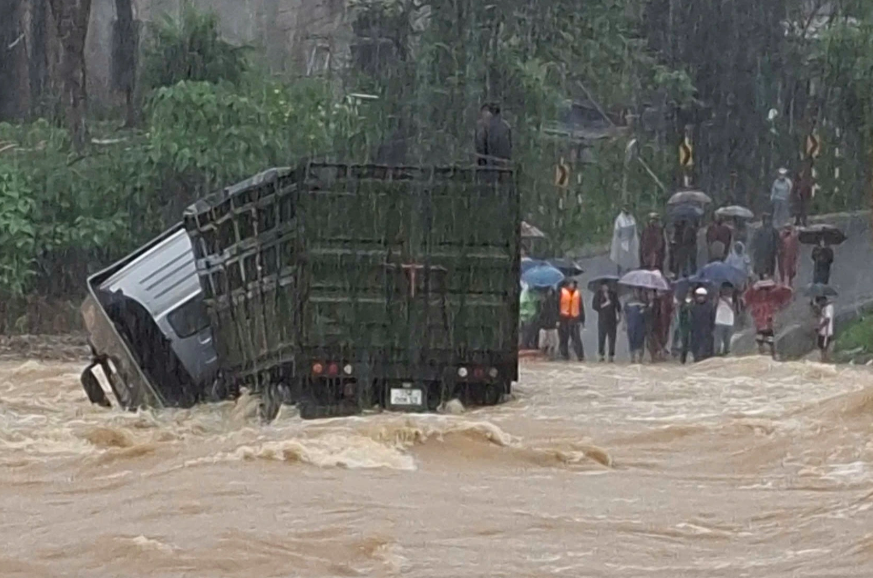 Dự báo 2 ngày tới miền Trung mưa lớn, có nơi trên 250 mm- Ảnh 1.