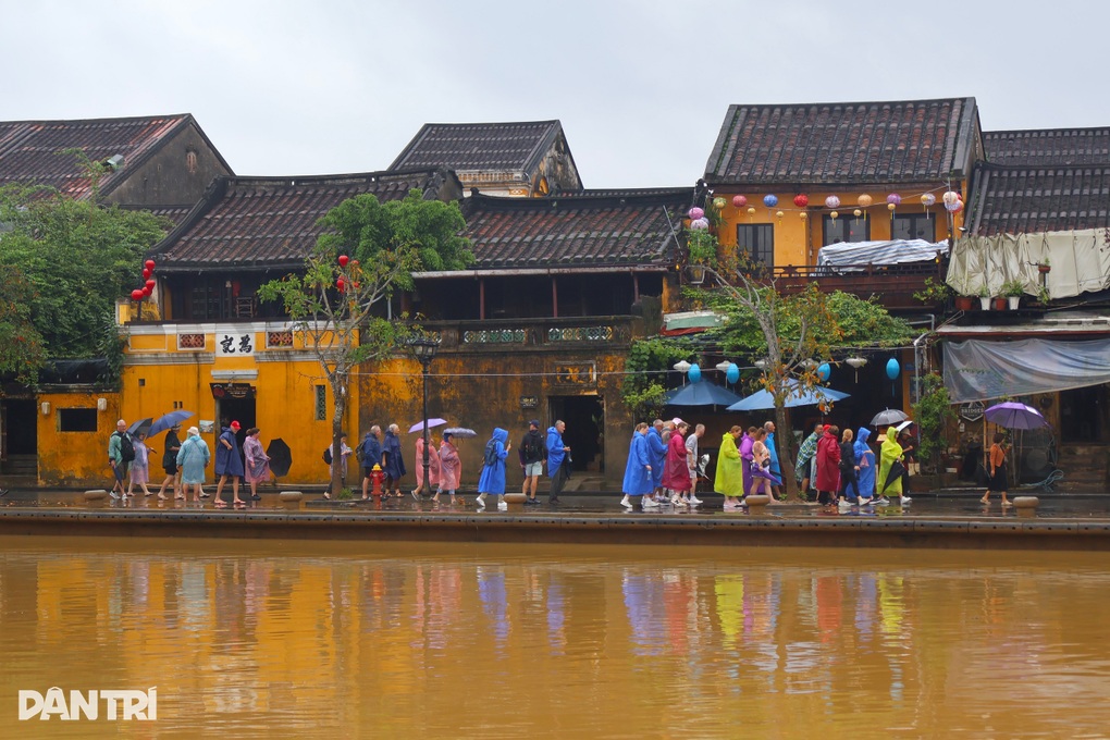 Du khách đổ về phố cổ Hội An sau mưa lụt - 1