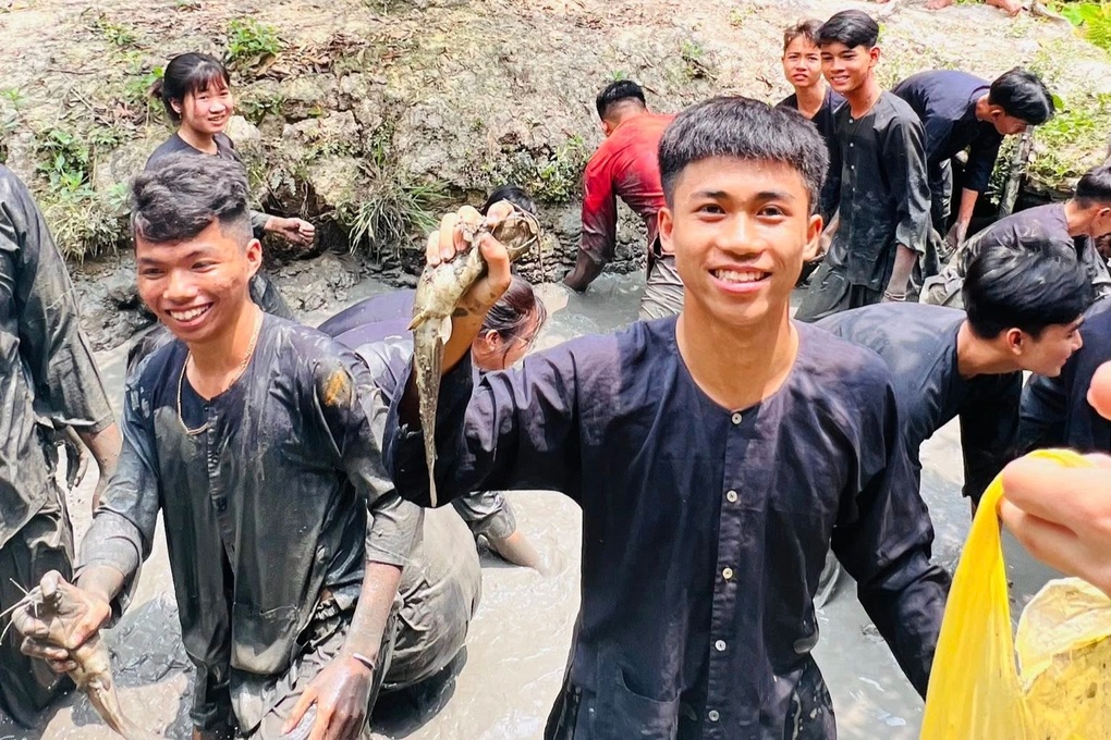 Du khách du lịch miền Tây: Tát mương, bắt cá, tìm lại vị quê xưa - 1