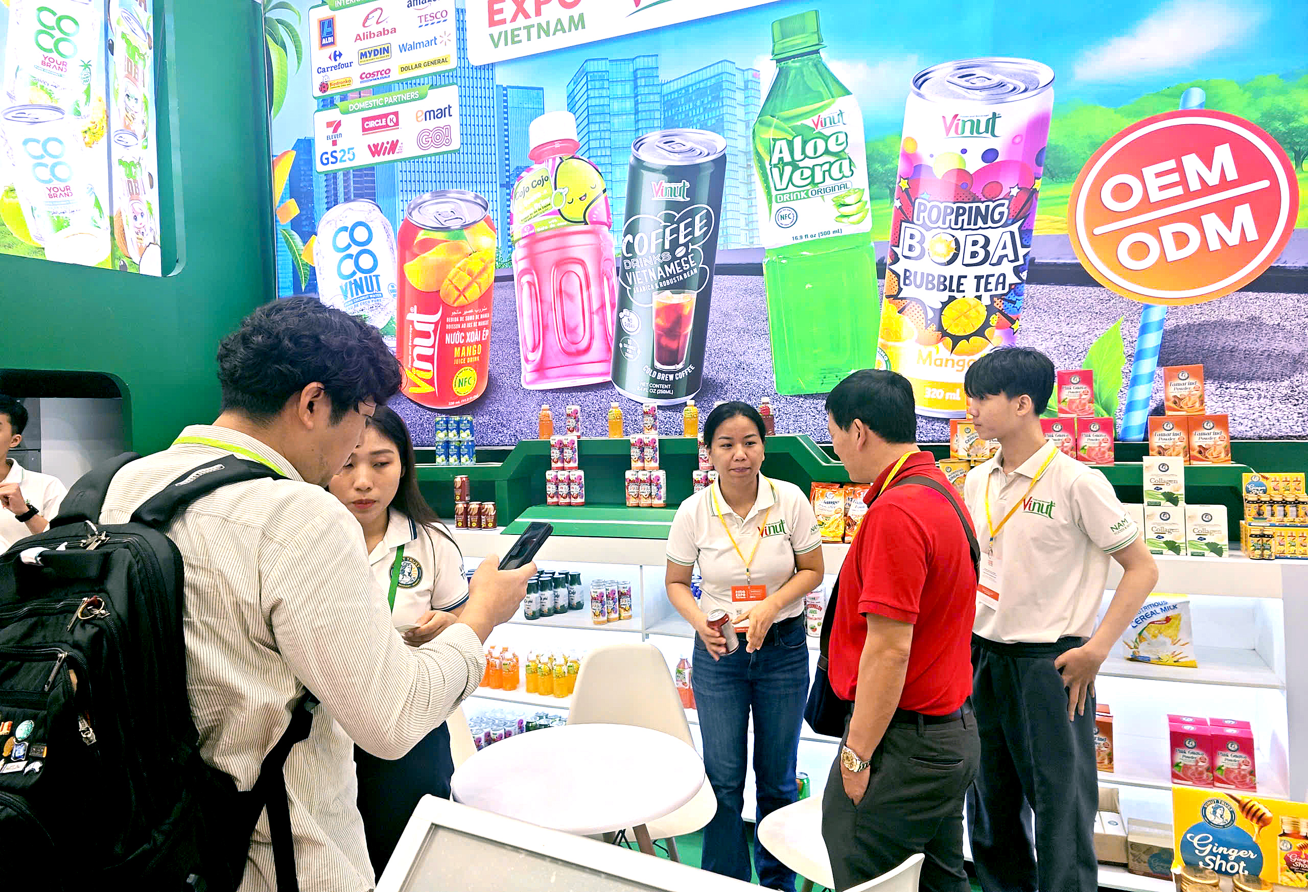 Dừa Bến Tre xuất khẩu 65 quốc gia, khách quốc tế săn lùng sản phẩm xanh - Ảnh 1.