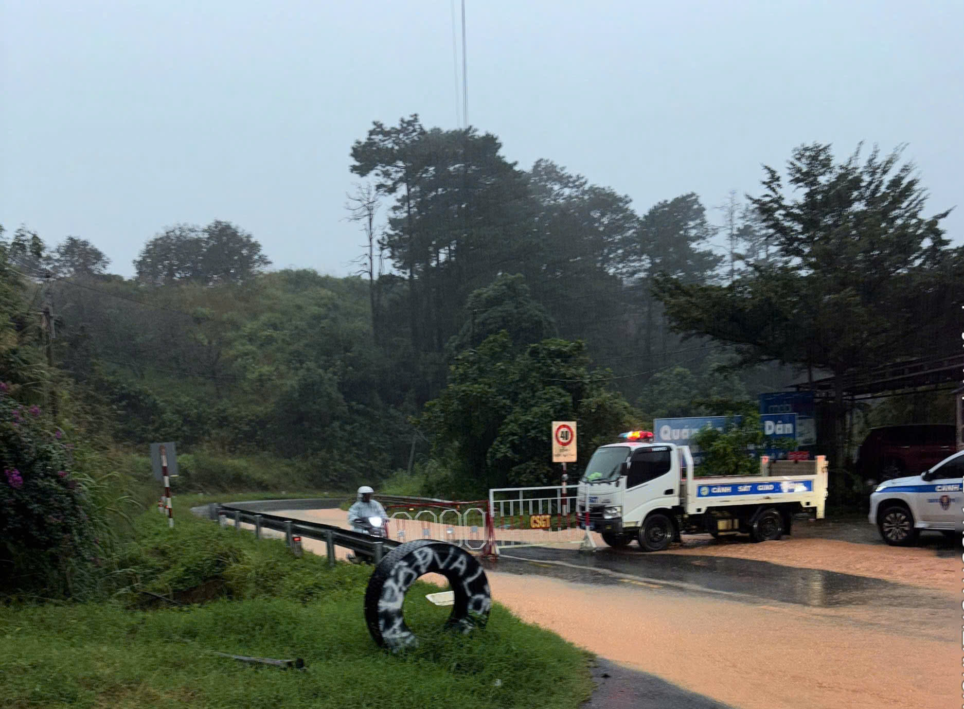 Dừng các phương tiện lưu thông qua đèo Ngoạn Mục  - Ảnh 1.