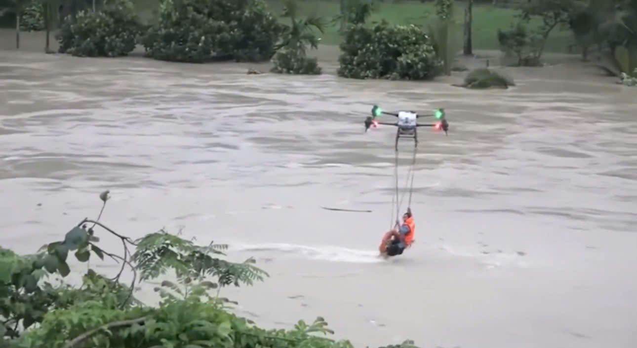 Dùng drone cứu người mắc kẹt giữa dòng lũ dữ ở Cư Jút, Lâm Đồng- Ảnh 1.