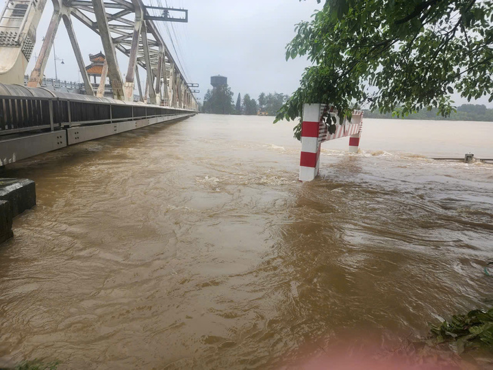 Dừng hàng loạt chuyến tàu do mưa lũ ở Huế và Đà Nẵng, 2.700 khách bị ảnh hưởng- Ảnh 1.