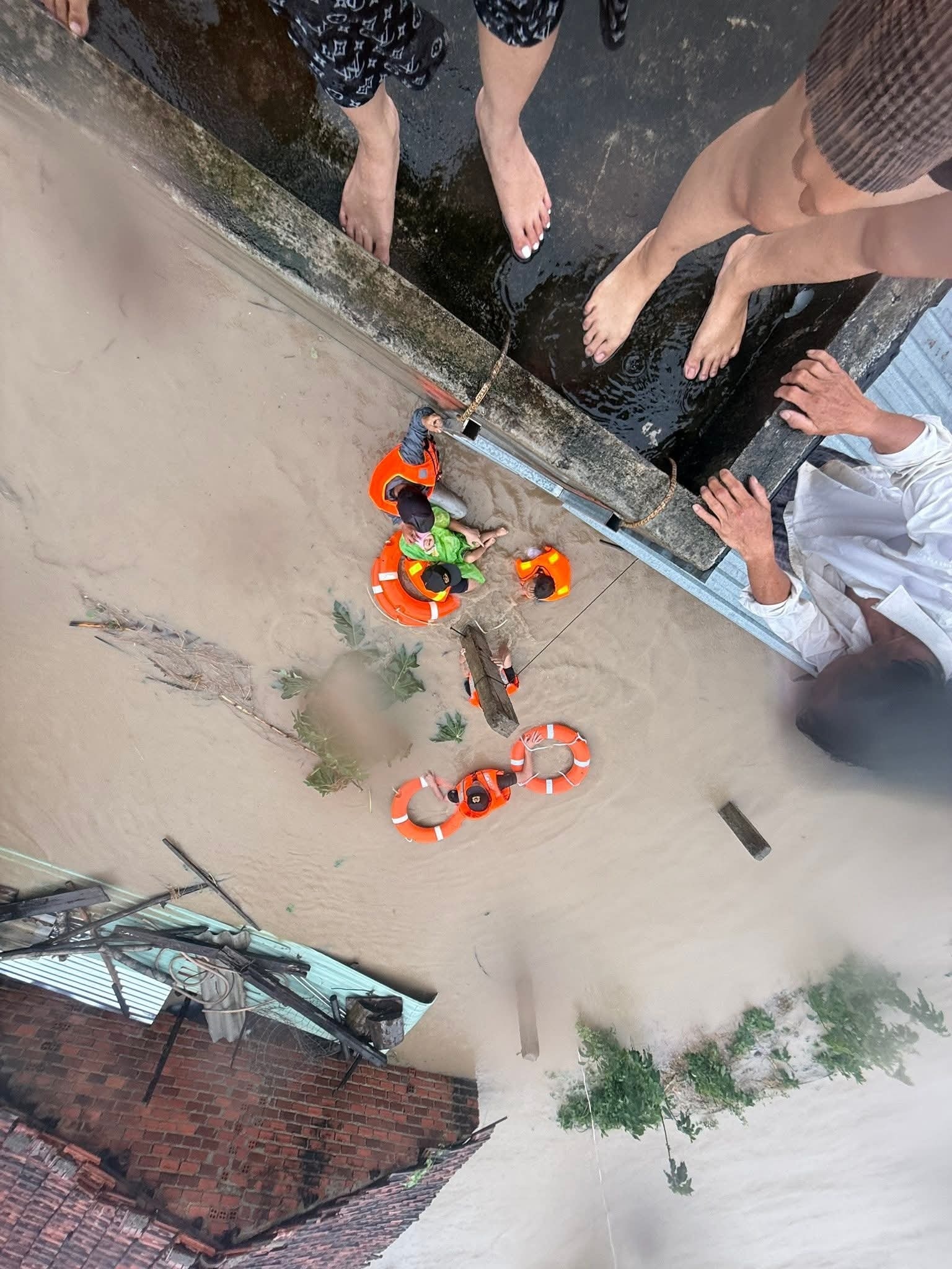 Bữa cơm vội, chiếc cano bị lật, những ánh đèn đêm trong lũ lớn: Đừng vội trách nếu cuộc gọi cứu hộ chưa kịp nghe...- Ảnh 1.