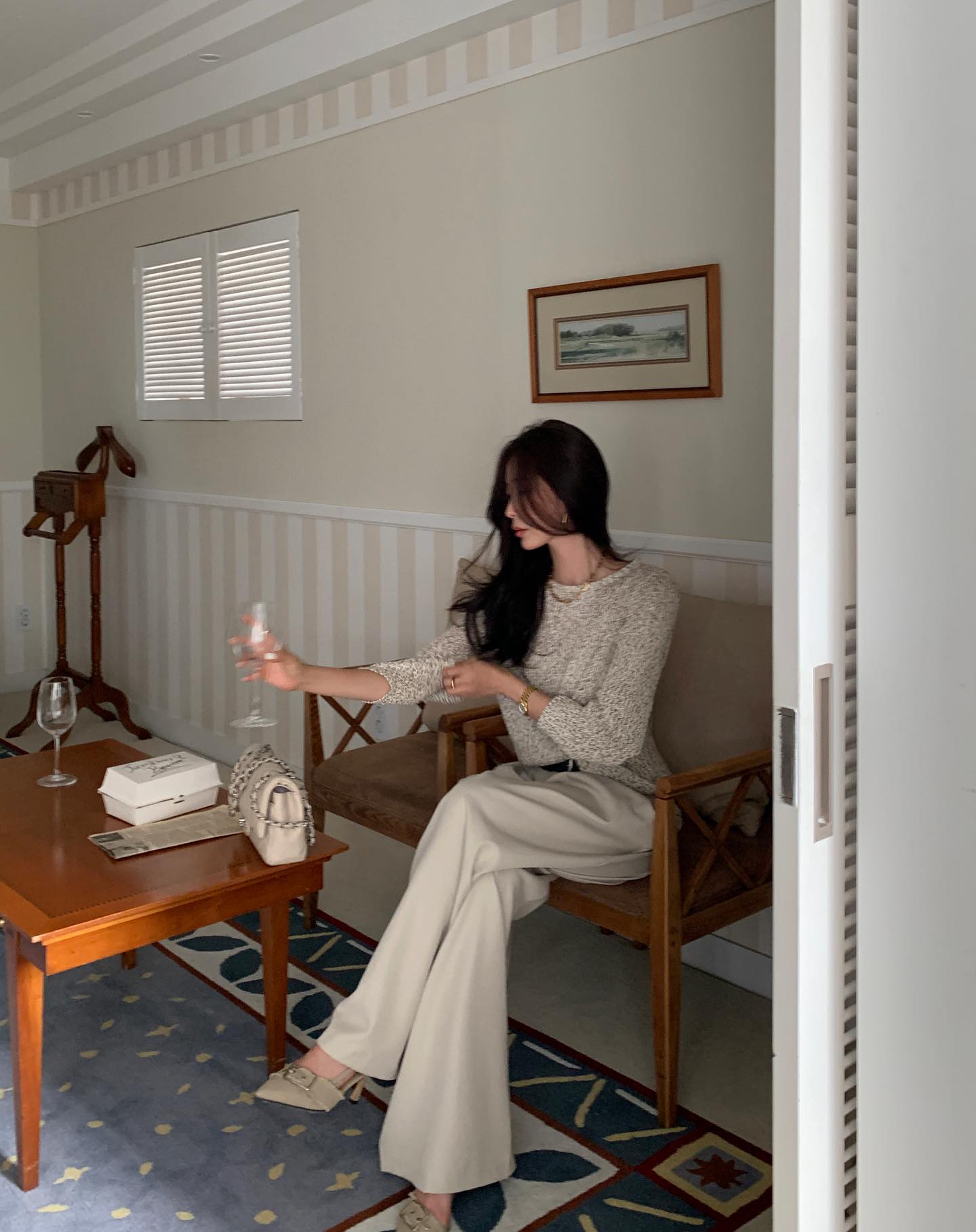 Đừng xem nhẹ 4 mẫu áo tối giản này vì phối với quần ống rộng sẽ cho outfit đẹp đỉnh cao- Ảnh 4.