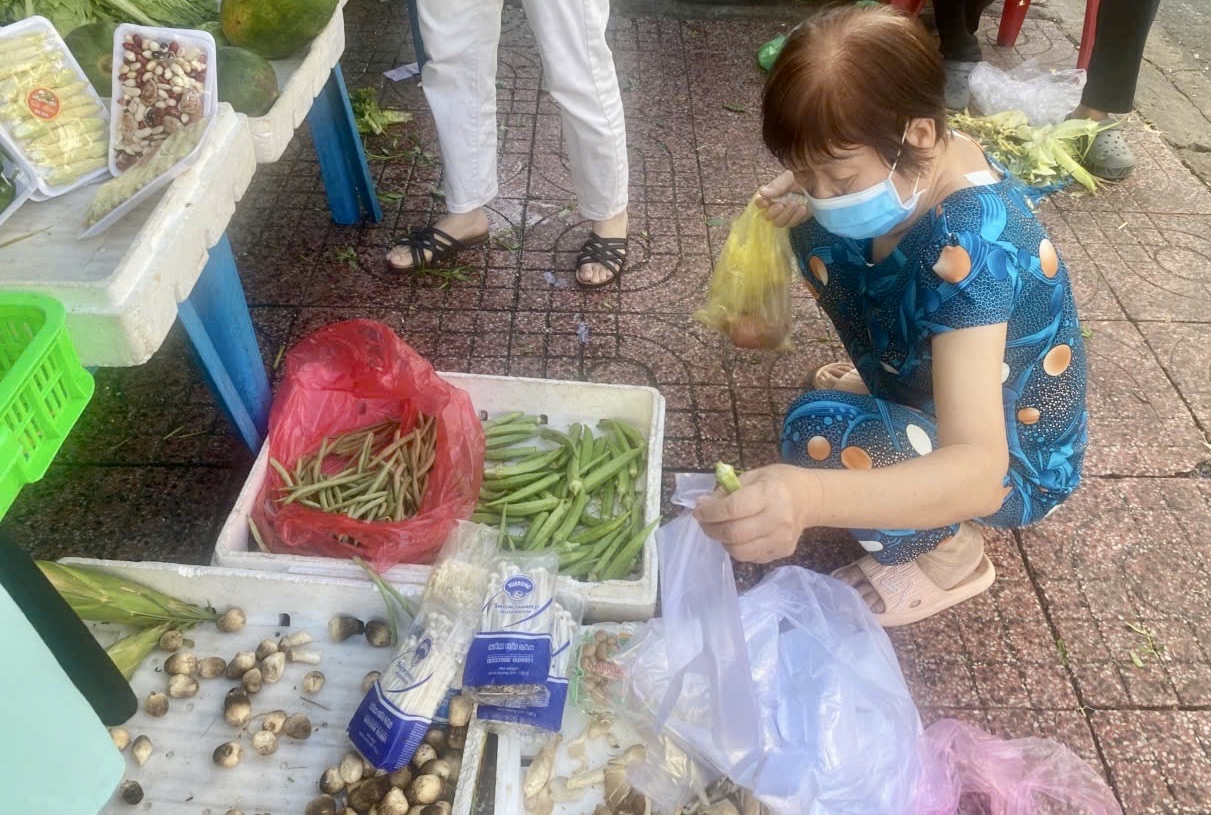 Đường Đà Lạt sạt lở nghiêm trọng, TP.HCM 'cơn sốt giá rau xanh' tăng nhiệt  - Ảnh 1.