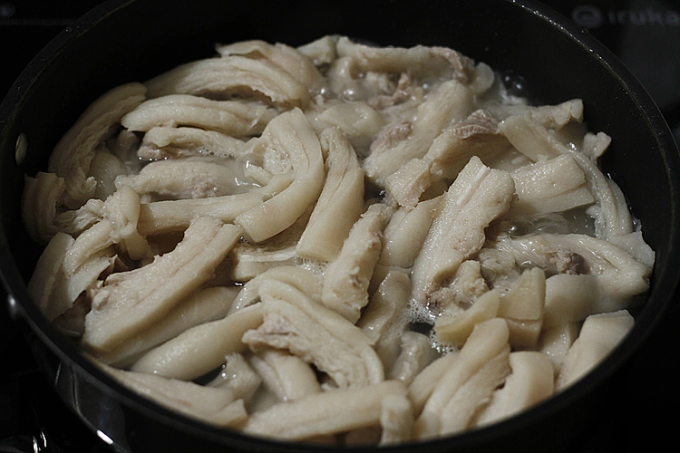 Mỡ lợn tính ngấy, khó tiêu, ăn nhiều cơ thể thường thấy nặng nề, tiểu ít, lưỡi dày rêu - dấu hiệu đàm thấp và thận yếu. Ảnh: Bùi Thủy