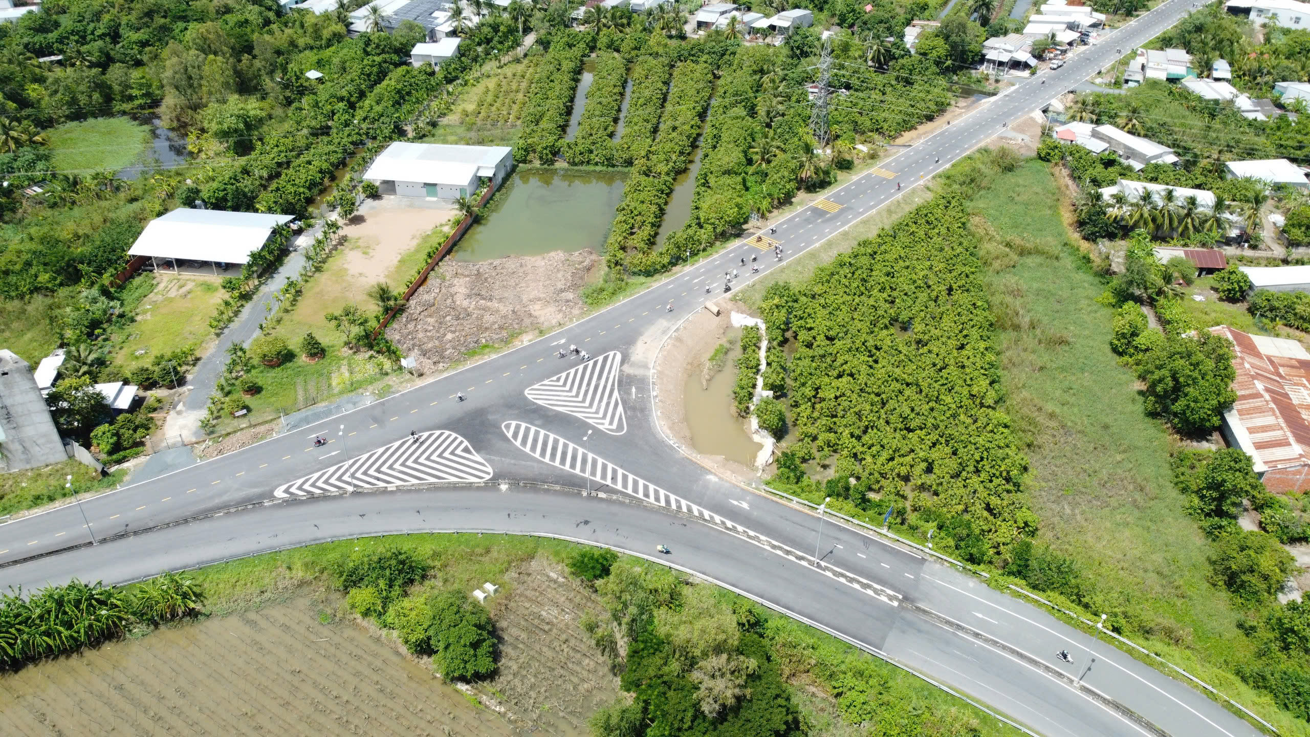 Đường tránh Cao Lãnh xuyên qua cánh đồng mùa nước nổi sắp hoàn thành- Ảnh 1.