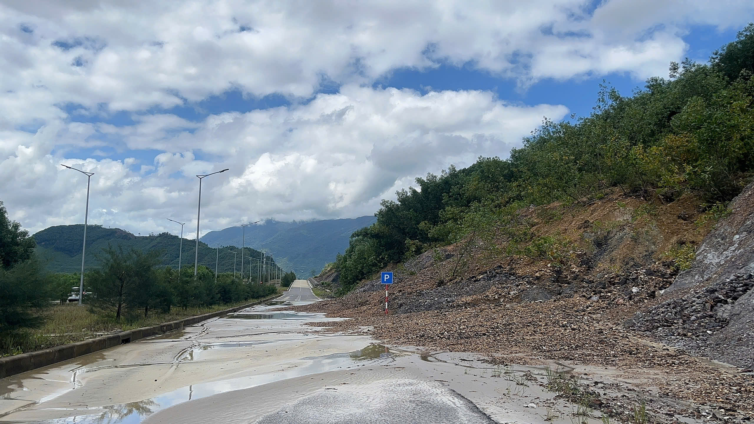 Đường vành đai 1.500 tỉ tại Đà Nẵng tiếp tục sạt lở - Ảnh 1.