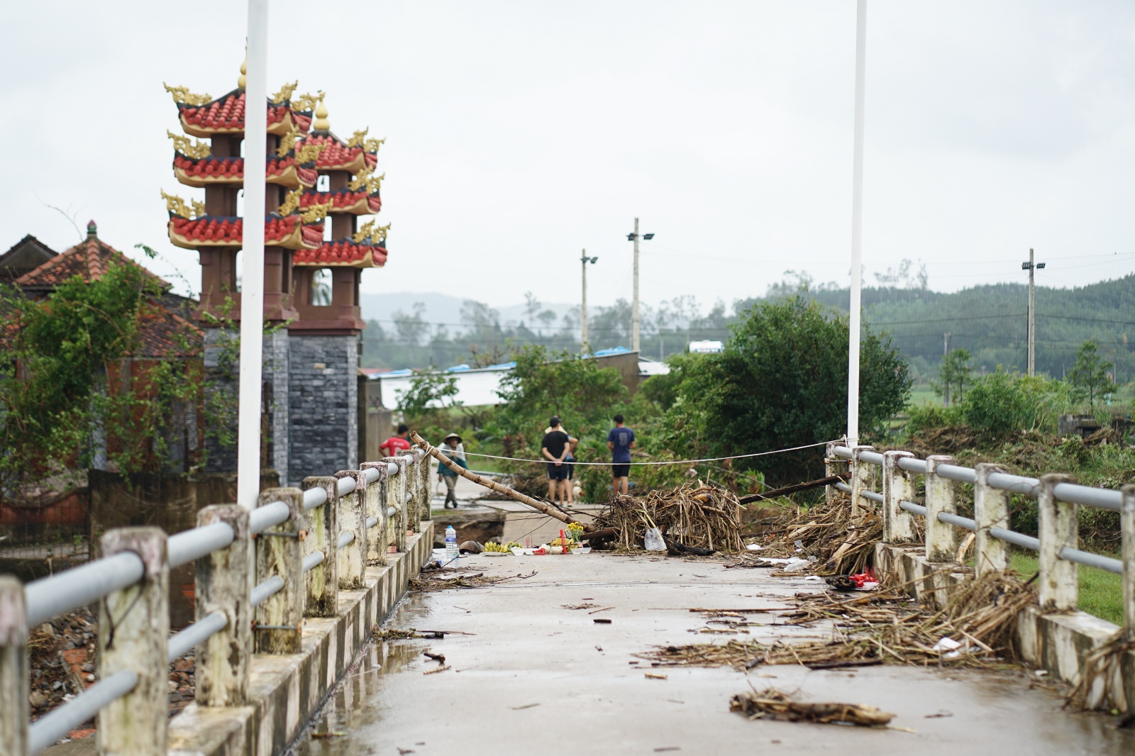 Tang thương cảnh 3 anh em mồ côi vì tin đồn vỡ đập: 