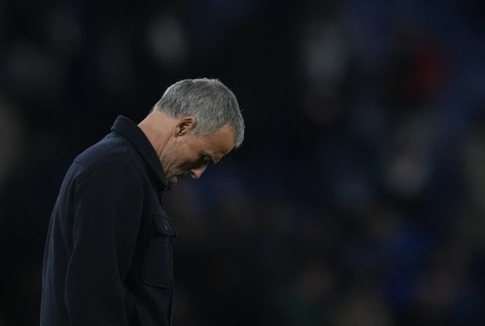 HLV Luis Enrique thất vọng sau trận PSG thua Bayern 1-2 ở lượt bốn Champions League trên sân Parc des Princes, Paris, Pháp ngày 4/11/2025. Ảnh: AP