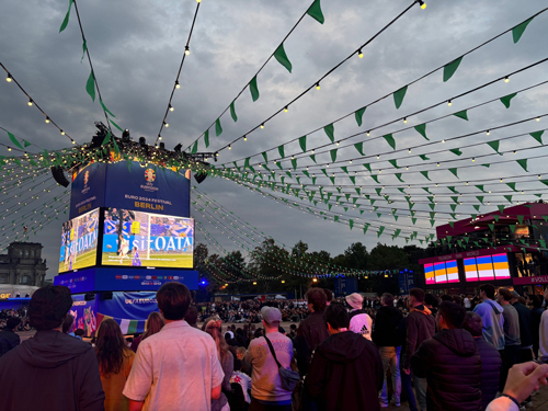 Một khu fanzone ở Berlin trong thời gian diễn ra trận khai mạc Đức - Scotland Một khu fanzone ở Berlin trong thời gian diễn ra trận khai mạc Đức - Scotland