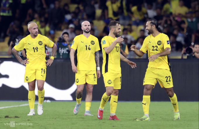 Rodrigo Holgado (số 19), Joao Figueireido (14) và Hector Hevel (13), là ba trong bảy cầu thủ Malaysia bị FIFA phạt, thi đấu trong trận thắng Việt Nam 4-0 ở lượt hai bảng F vòng loại cuối Asian Cup 2027, trên sân Bukit Jalil, Malaysia ngày 10/6/2025. Ảnh: Hai Tư.