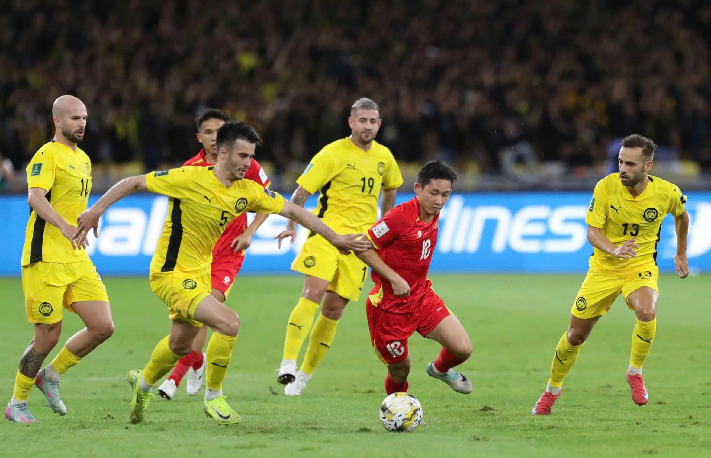 FIFA mở phiên điều trần độc lập trước khi ‘luận tội’, 7 cầu thủ nhập tịch lậu phải giải trình- Ảnh 1. FIFA mở phiên điều trần độc lập trước khi ‘luận tội’, 7 cầu thủ nhập tịch lậu phải giải trình- Ảnh 1.